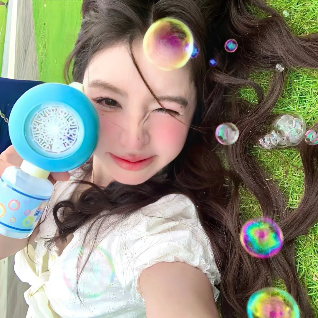 年轻女孩爱过来